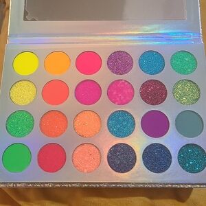 Trapped N Luxe Eyeshadow Palette
